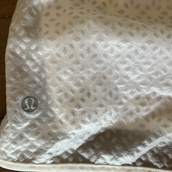 Lululemon size 4, Find Your Flock, lined white shorts. - Picture 4 of 6